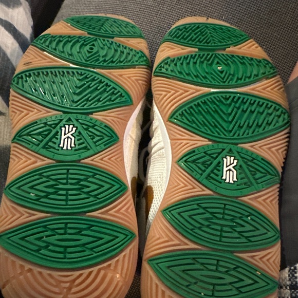 Nike Kyrie 5 GS basketball shoes. Boys size 5 White with Metallic Gold Swoosh - Picture 9 of 9